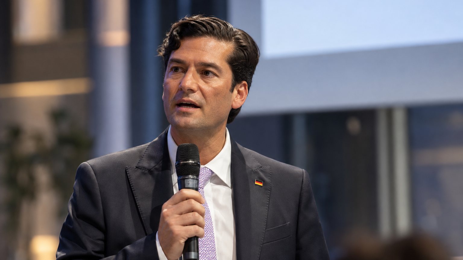 Pardis Parinejad spricht mit Mikrofon vor Publikum